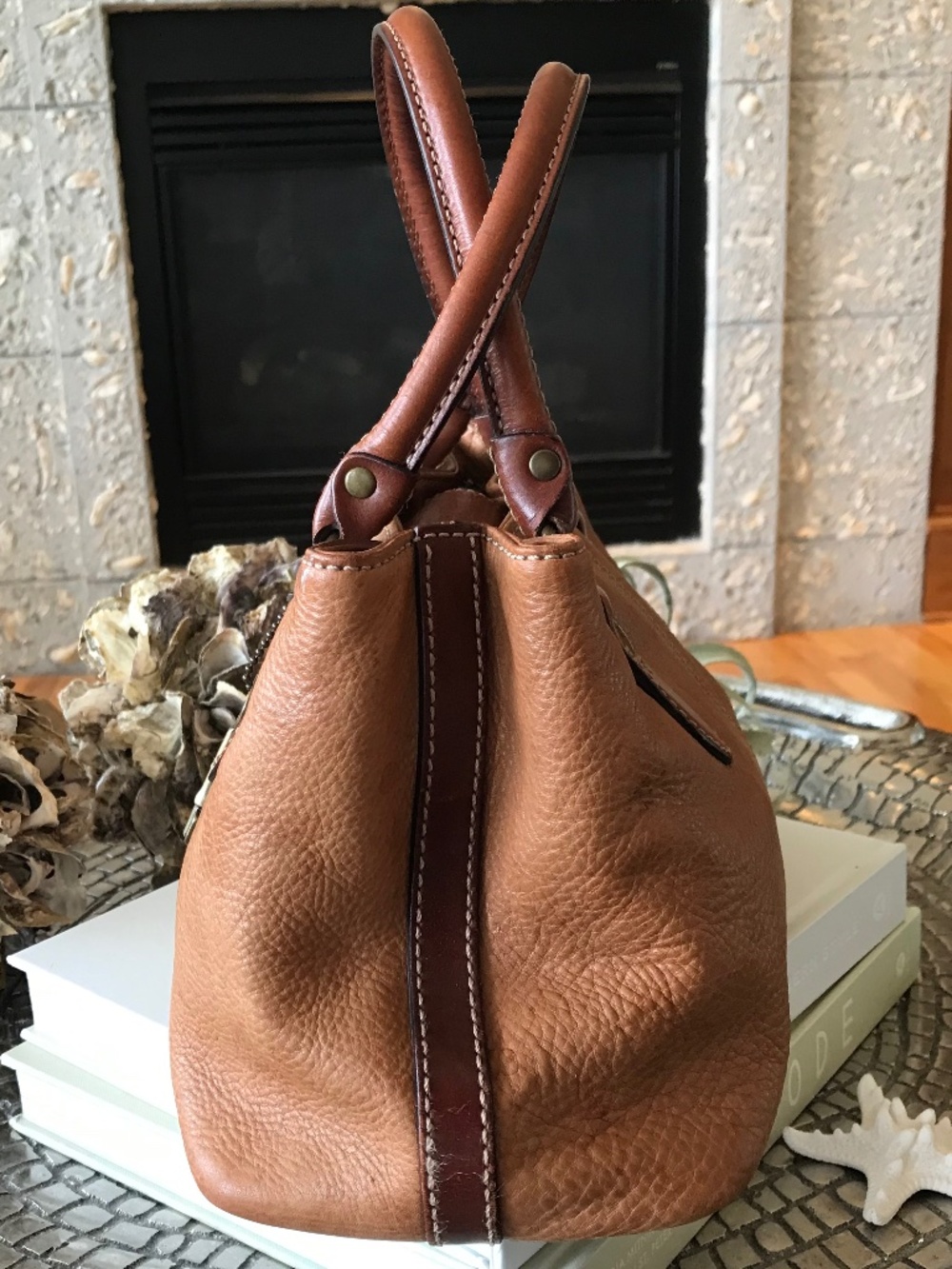BOHO-CHIC FOSSIL RETRO SMALL LEATHER TOTE WITH ICONIC BRASS KEY CHARM - Picture 4 of 16